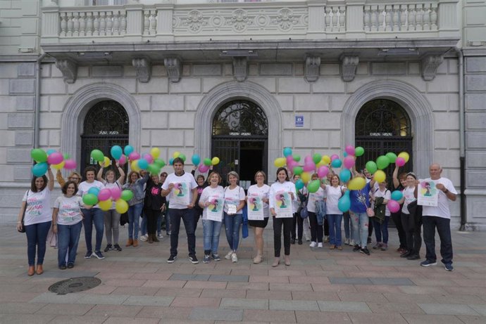 Presentación de la iniciativa en comercios de Santurtzi para visibilizar el cáncer de mama metastásico
