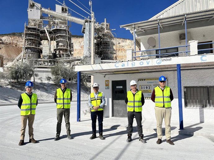 Archivo - Visita del presidente de Aminer, Luis Vega, a la empresa Calgovsa, en foto de archivo.