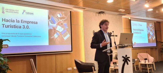 El secretario autonómico de Turisme, Francesc Colomer, en la presentación de las guías