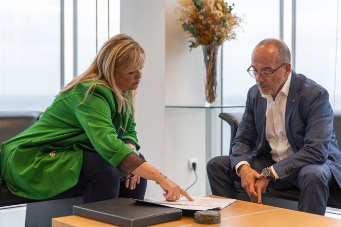 La exconsellera de Derechos Sociales Violant Cervera y el nuevo conseller del área, Carles Campuzano.