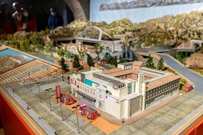 Maqueta con los monumentos de Zaragoza y las cumbres de los Pirineos, del ingeniero técnico industrial Evelio Gracia Yus (Muniesa, Teruel, 1946), aficionado al modelismo