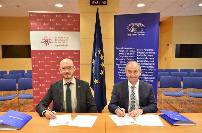 El deg de l'Icab, Jesús M. Sánchez, i el cap de l'Oficina del Parlament Europeu a Barcelona, Sergi Barrera