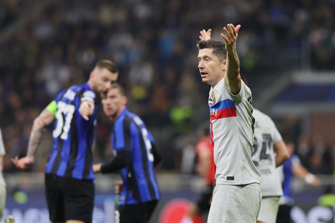 Robert Lewandowski of FC Barcelona protests during the UEFA Champions League, Group C football match between FC Internazionale and FC Barcelona on October 4, 2022 at Giuseppe Meazza Stadium in Milan, Italy - Photo Fabrizio Carabelli / LiveMedia / DPPI