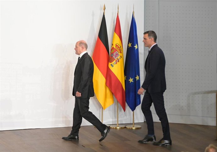 El canciller alemán, Olaf Scholz (i), y el presidente del Gobierno, Pedro Sánchez (d), en una rueda de prensa durante la 25 cumbre hispano-alemana en La Coruña