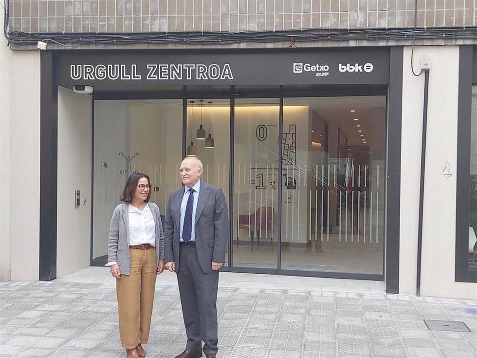 La alcaldesa de Gtexo, Amaia Agirre, y el director general de BBK, Gorka Martínez