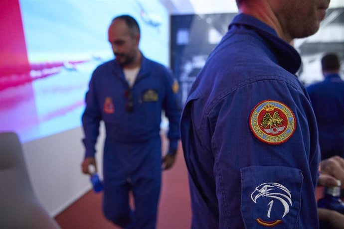 Archivo - Escudo de la Academia General del Aire en el uniforme de uno de los miembros de la Patrulla Águila