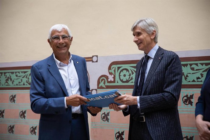 Traspaso de carteras entre el nuevo conseller de Salud, Manel Balcells, y el exconseller Josep Maria Argimon