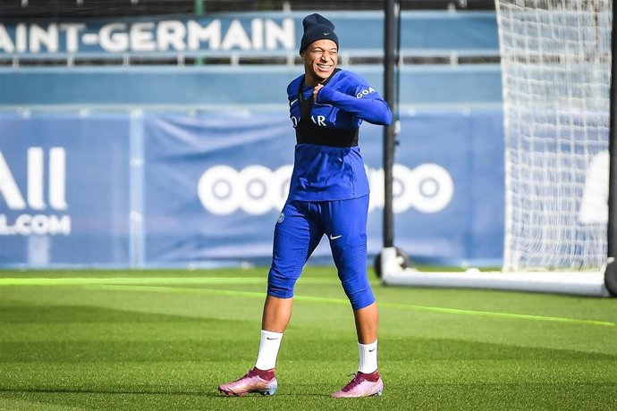 El delantero francés Kylian Mbappé sonríe durante un entrenamiento del PSG