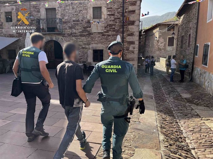 Archivo - Uno de los detenidos durante el registro en Viniegra de Arriba