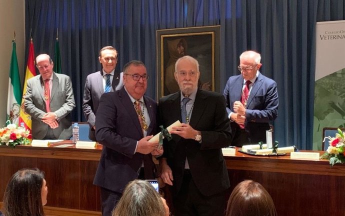 Los ya expresidentes de los Colegios de Veterinarios de Córdoba y Sevilla, Antonio Arenas (dcha.) e Ignacio Oroquieta, respectivamente.