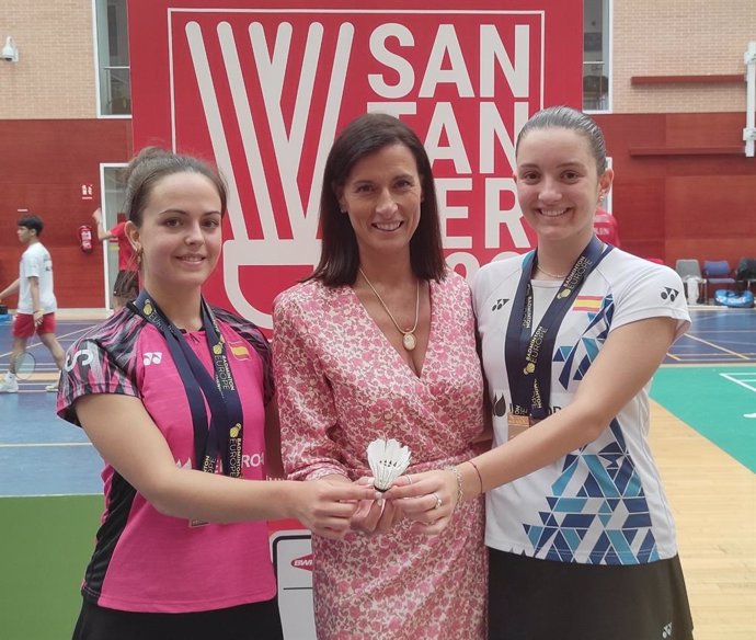 Las jugadoras de bádminton Lucía Rodríguez y Nikol Carulla, junto a la alcaldesa de Santander, Gema Igual, una semana antes de comenzar el Campeonato del Mundo de Bádminton junior de Santander 2022