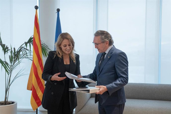 La nueva consellera de Economía y Hacienda de la Generalitat, Natlia Mas, con el conseller saliente, Jaume Giró, este martes