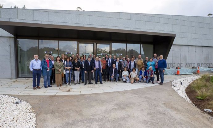 El vicepresidene regional, Pablo Zuloaga, visita el Centro de Arte Rupestre con vecinos de Puente Viesgo