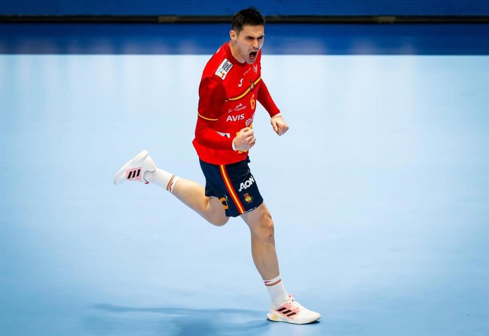 Archivo - El internacional español de balonmano Ángel Fernández en un partido de los 'Hispanos' en el Europeo 2022