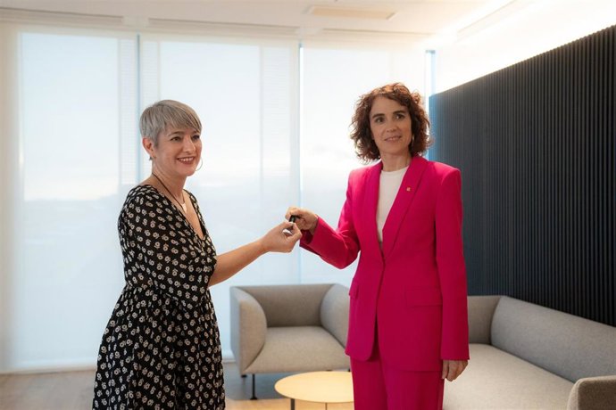 La exconsellera de Justicia Lourdes Ciuró entrega la cartera del departamento a la nueva consellera de Justicia, Derechos y Memoria de la Generalitat, Gemma Ubasart. El 11 de octubre de 2022.