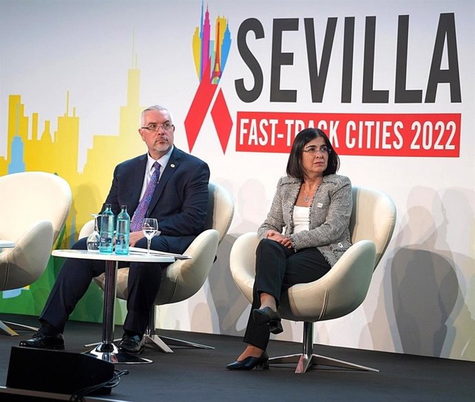 La ministra de Sanidad, Carolina Darias, (d) participa en el acto de inauguración del Encuentro Internacional Fast-Track Cities en Sevilla, a 11 de octubre de 2022 en Sevilla (Andalucía, España).