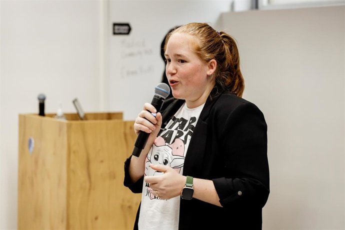 La ganadora del tercer premio, Rebeca Esteban, durante la entrega de Premios Extraordinarias a mujeres emprendedoras en el ámbito rural, a 11 de octubre de 2022, en Madrid (España)
