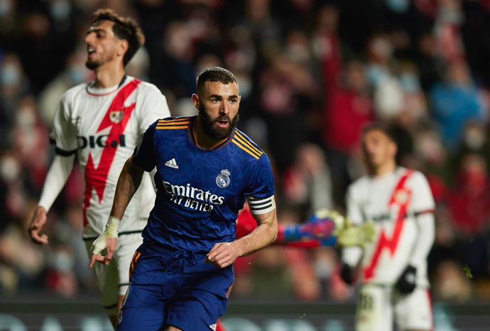 Archivo - Karim Benzema of Real Madrid celebrates a goal during the Spanish League, La Liga Santander, football match played between Rayo Vallecano and Real Madrid at Vallecas stadium on February 26, 2022, in Madrid, Spain.