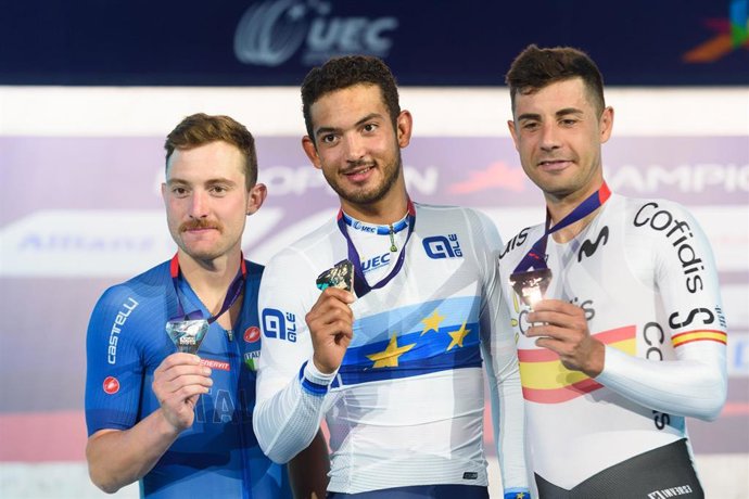 Archivo - El ciclista español Sebastián Mora posa con su medalla de bronce en los Europeos de Ciclismo en Pista de Múnich de 2022