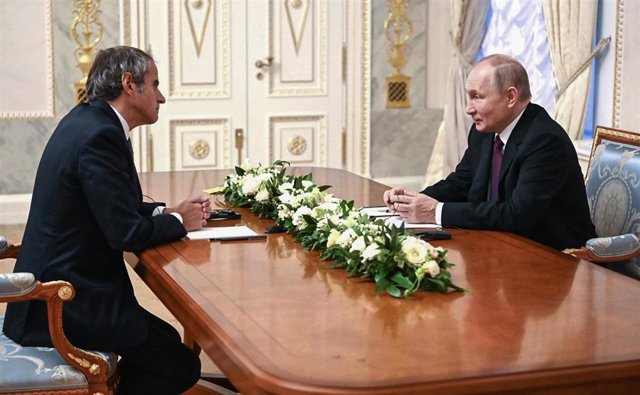 El presidente ruso, Vladimir Putin, y el director general del OIEA, Rafael Grossi