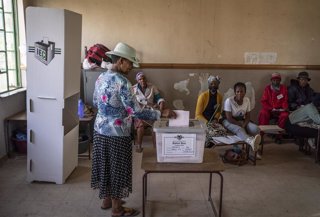 Una mujer emite su voto en un colegio electoral en Lesoto