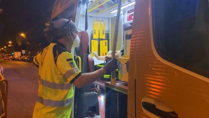 Archivo - Sanitario del Samur-PC atendiendo a una mujer