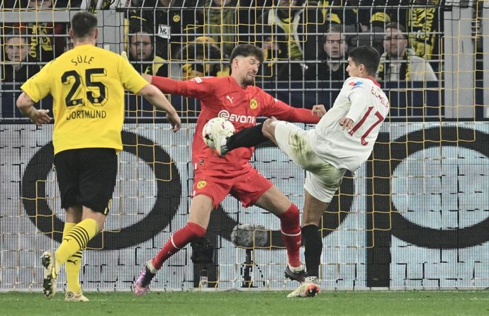 Erik Lamela remata ante la salida de Gregor Kobel en el Borussia Dortmund 1-1 Sevilla