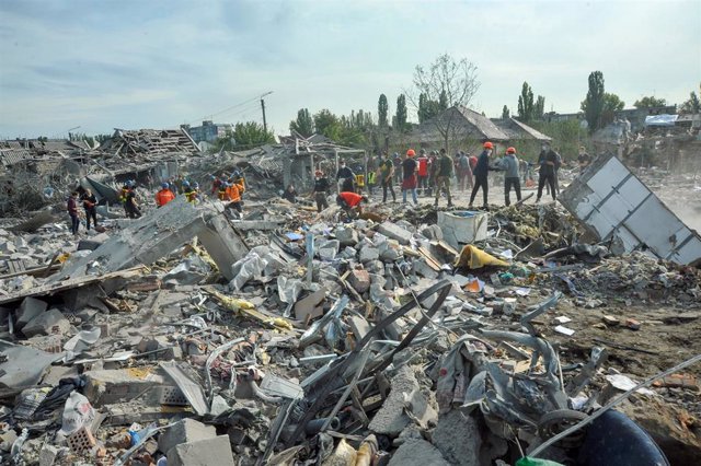 Servicios sanitarios trabajan para retirar escombros tras un ataque en Zaporiyia