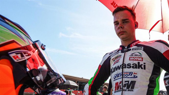 Imagen del piloto neerlandés Victor Steeman antes de una carrera del Mundial de Supersport 300