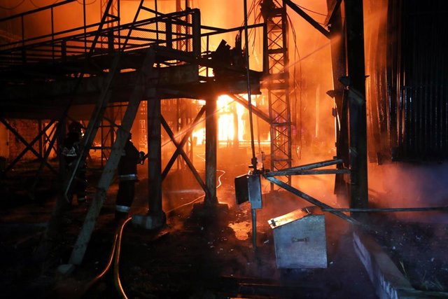  Los bomberos del Servicio Estatal de Emergencias (DSNS) trabajan para apagar el incendio que se produjo tras un ataque con misiles rusos en la instalación energética, en la región de Járkov