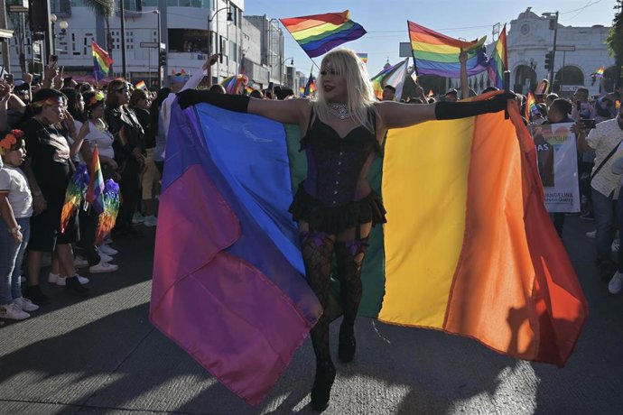 Archivo - Manifestantes en el orgullo de Ciudad de México