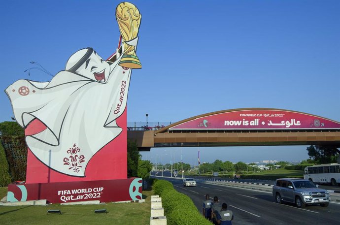 Una gran valla publicitaria de bienvenida a la Copa Mundial de la FIFA Qatar 2022 se exhibe junto a la calle en Doha, Qatar.