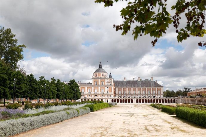 Archivo - Jardines vacíos del Palacio Real de Aranjuez (Madrid), a 28 de abril de 2020.