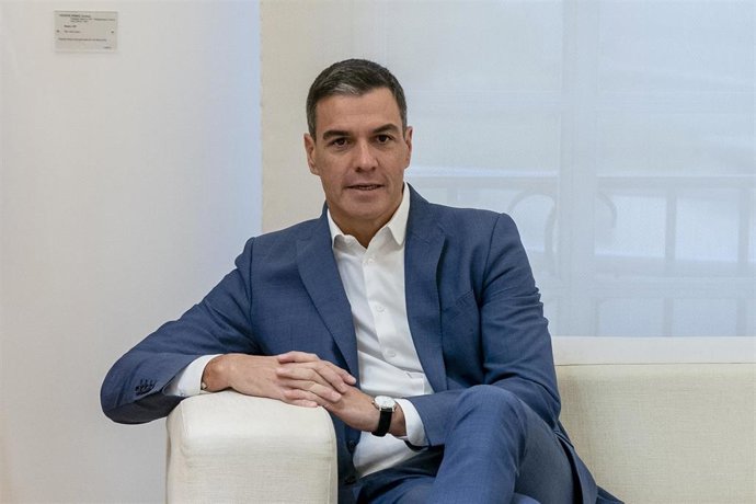 El presidente del Gobierno, Pedro Sánchez, durante una reunión con la vicepresidenta segunda y ministra de Trabajo, en el Palacio de La Moncloa, a 4 de octubre de 2022, en Madrid (España). 