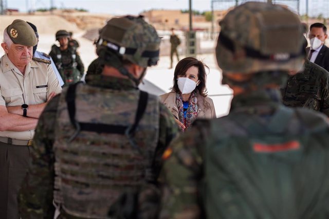 Archivo - La ministra de Defensa, Margarita Robles, durante su visita a la Brigada ‘Almogávares’ VI de Paracaidistas del Ejército de Tierra, en la base ‘Príncipe’ de Paracuellos de Jarama, a 24 de junio de 2022, en Paracuellos de Jarama, Madrid (España). 