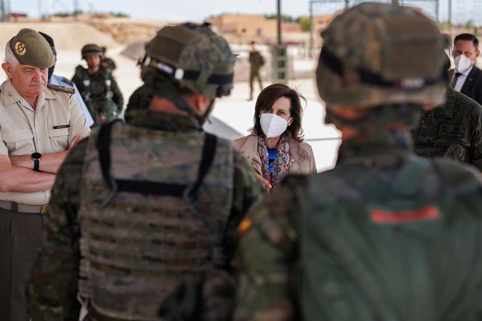 Archivo - La ministra de Defensa, Margarita Robles, durante su visita a la Brigada Almogávares VI de Paracaidistas del Ejército de Tierra, en la base Príncipe de Paracuellos de Jarama, a 24 de junio de 2022, en Paracuellos de Jarama, Madrid (España)