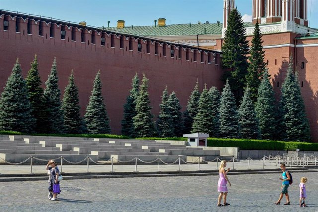 Archivo - Un grupo de personas pasean por la plaza Roja de Moscú