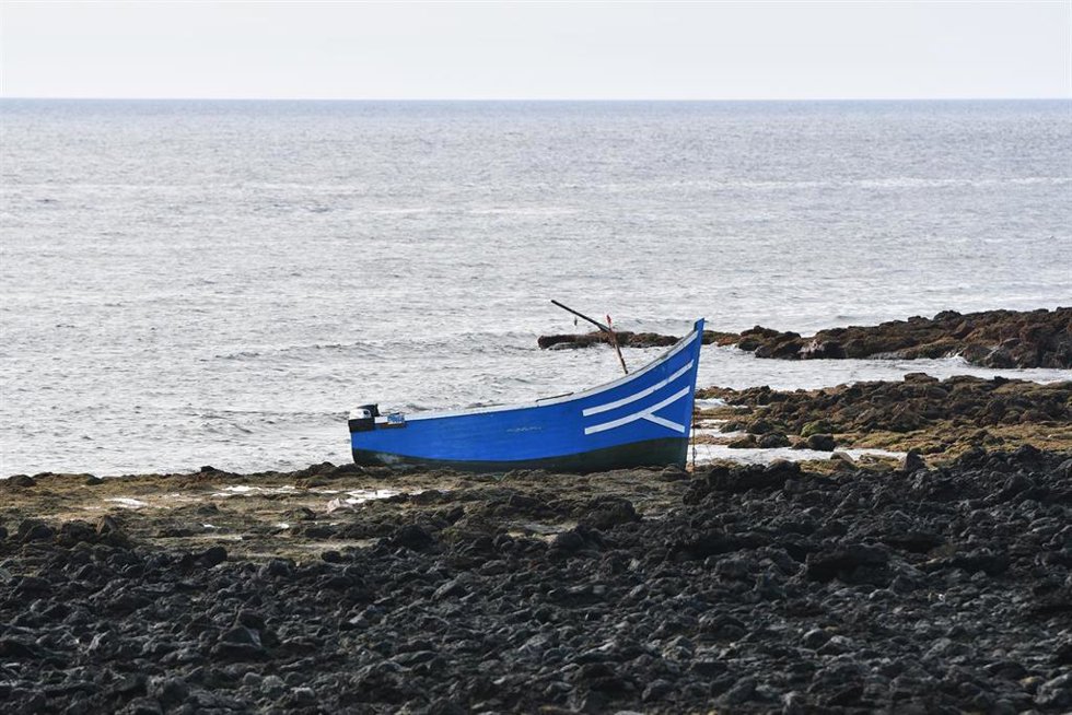 Archivo - Una patera en la zona de Las Caletas, en Teguise
