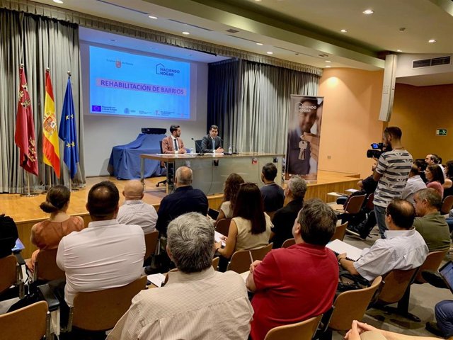 Imágenes del último encuentro celebrado en la Consejería de Fomento e Infraestructuras con los representantes municipales