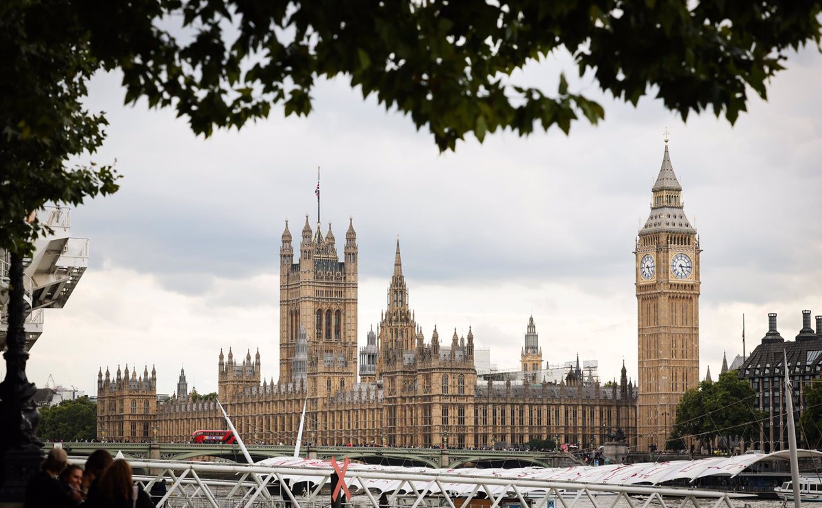 Unexpected slowdown in UK GDP, which fell 0.3% in August