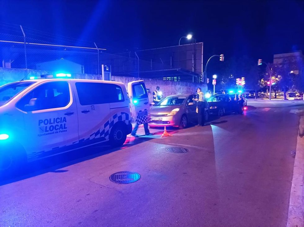 Archivo - Control de la Policía Local de Palma en la calle Manacor con Tomás Rullán.