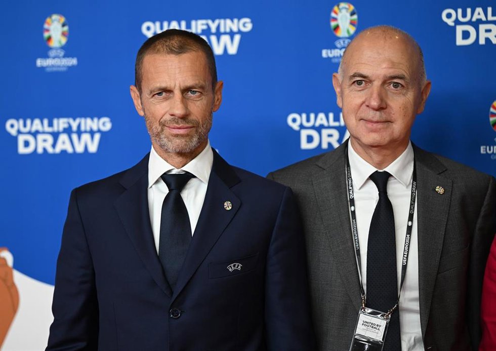 Aleksander Ceferin posa junto a Bernd Neuendorf, presidente de la Federación Alemana, antes del sorteo de la fase de clasificación para la Eurocopa de 2004
