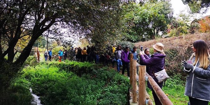 Escolares en una ruta por un espacio natural protegido.