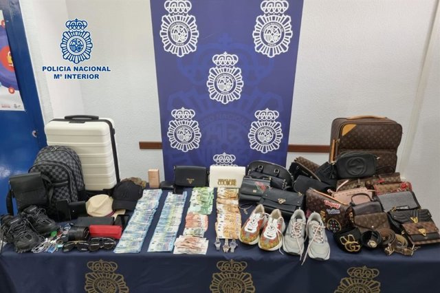 Dinero y efectos intervenidos en una operación policial