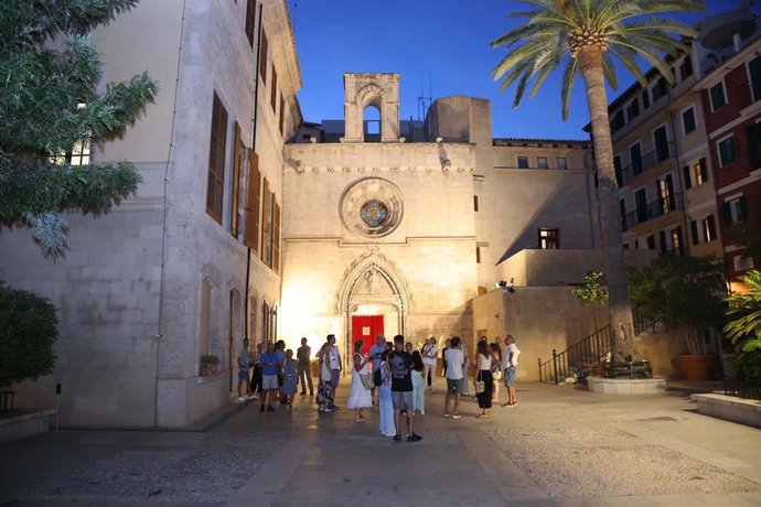 Archivo - Más de 1.300 personas visitan el Consolat de Mar en verano durante las visitas nocturnas.