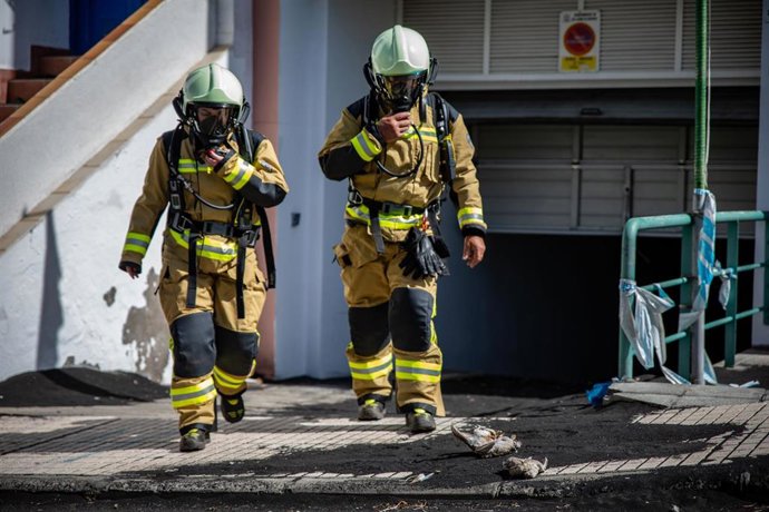 Los técnicos, Enrique Rodríguez y Jordana Rodríguez, trabajan en la medición de gases nocivos en el barrio costero de Puerto Naos