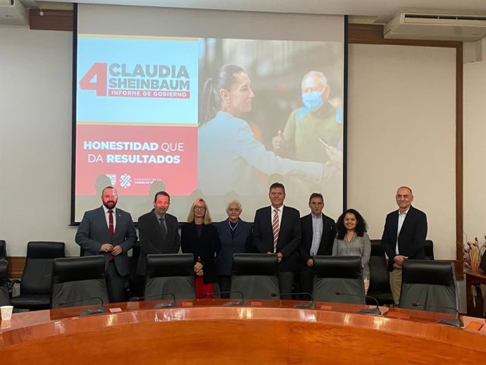 Representantes del Ayuntamiento de Barcelona y de Ciudad de México en la misión internacional.