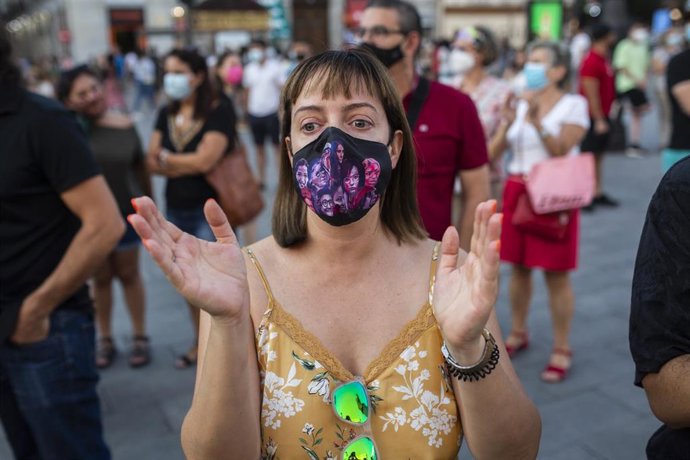 Archivo - Una mujer aplaude junto a otros manifestantes el 8M