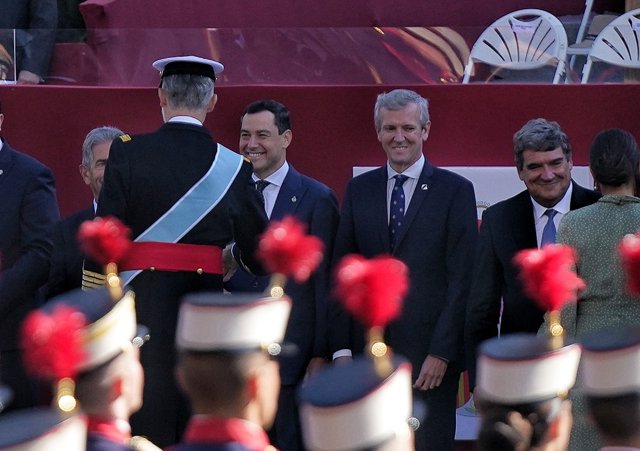 Juanma Moreno saluda a Felipe VI en la Fiesta Nacional