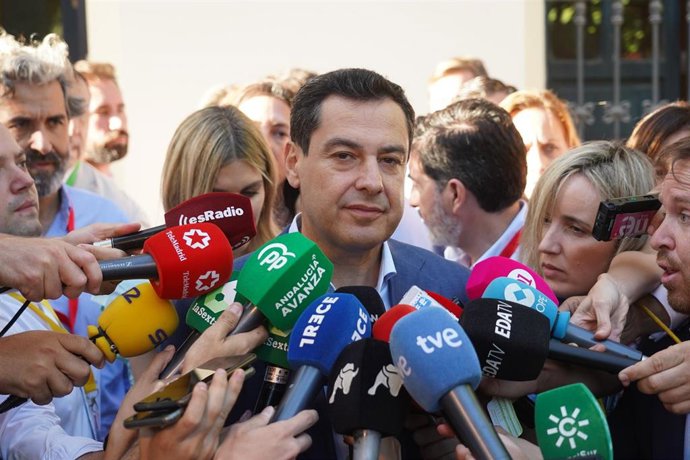 Archivo - Juanma Moreno atendiendo a los medios